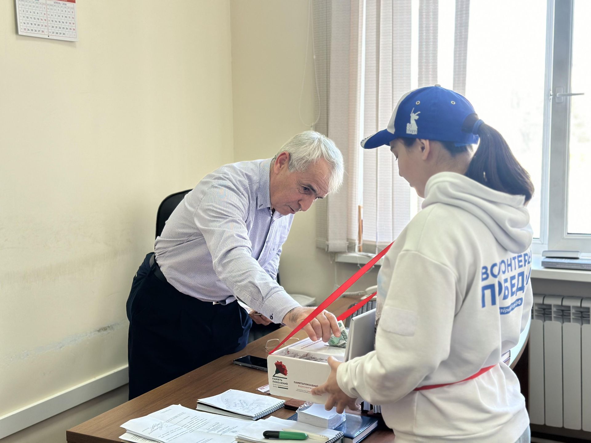 Коллектив Миннаца РД принял участие в благотворительной акции «Красная гвоздика»